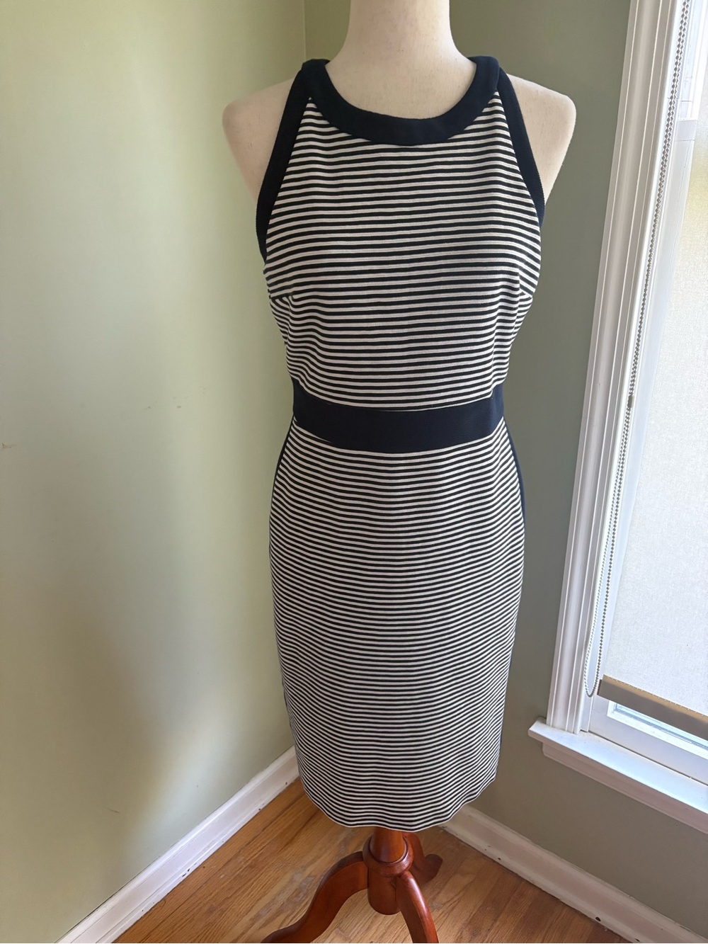 Ann Taylor sleeveless fitted knit dress size 4. Navy/white thin stripes. Lovely!